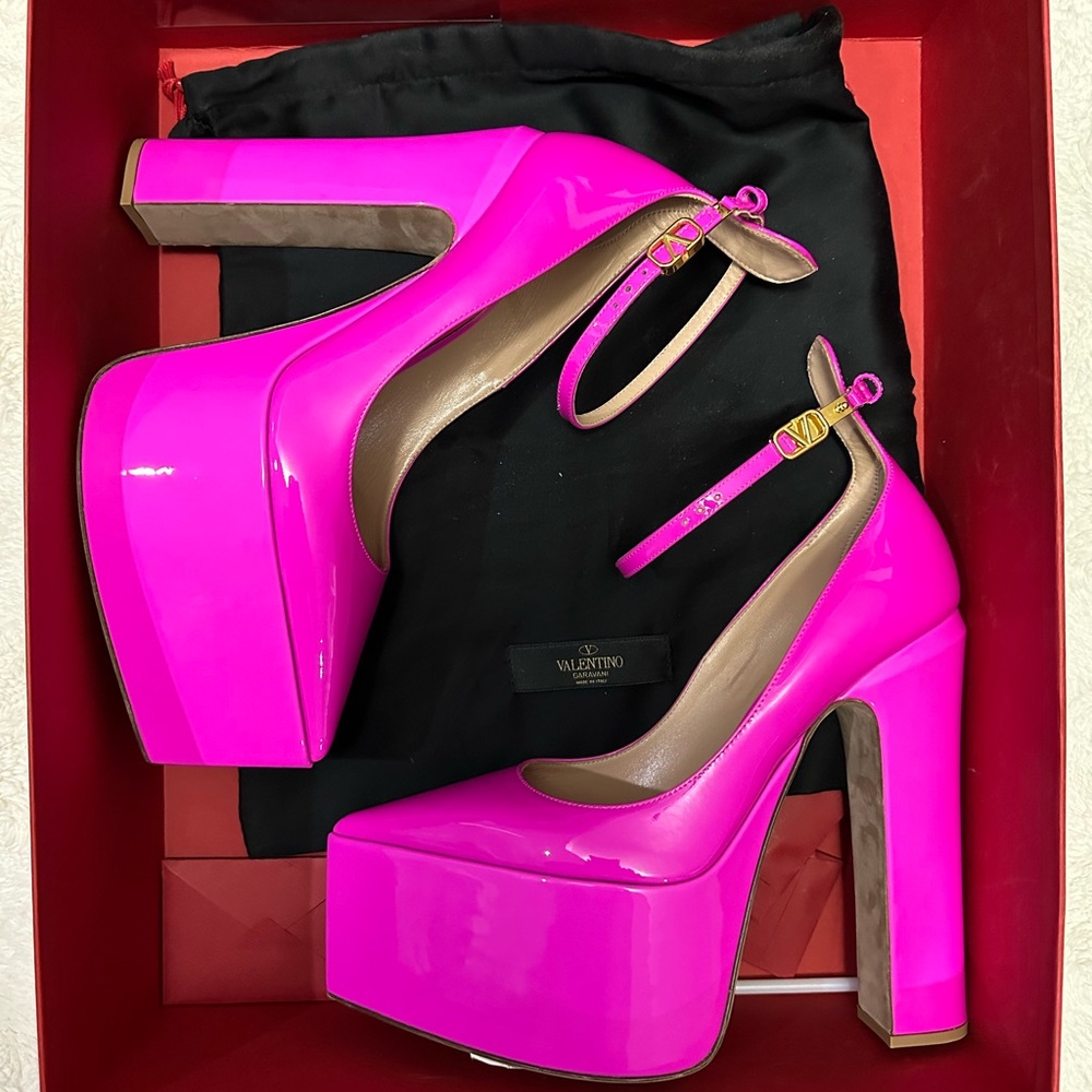 SOLD 🚫Valentino Garavani brand new